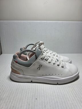 ON WOMEN'S THE ROGER ADVANTAGE SHOES, SIZE 8.5, WHITE/ROSE